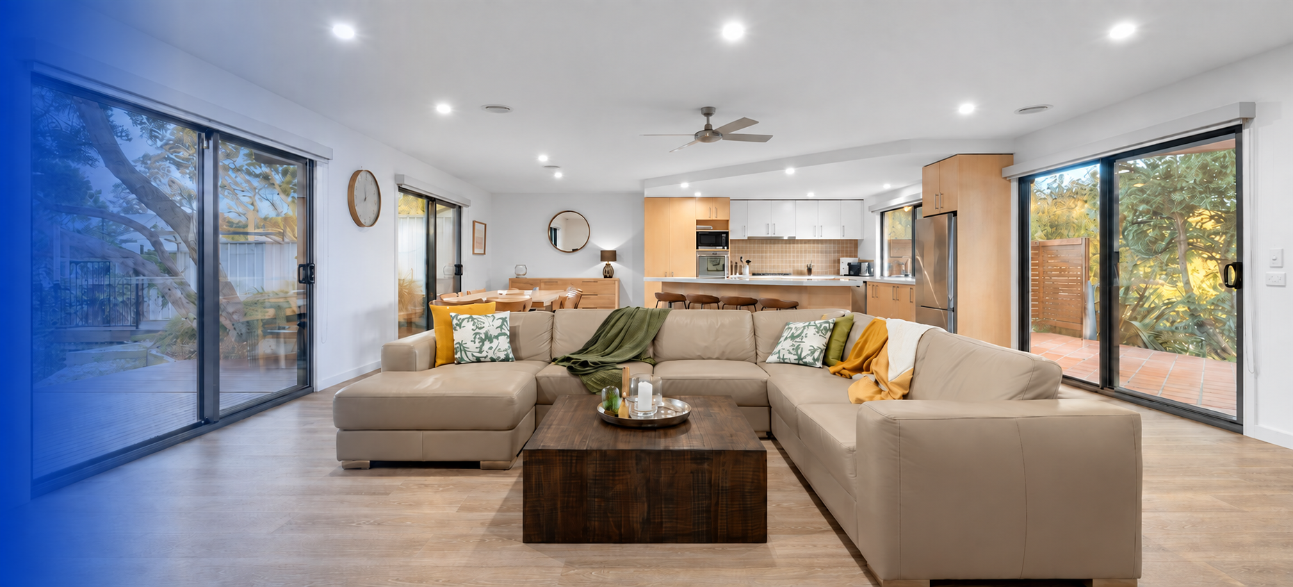 Sala de estar aconchegante com sofá e decoração